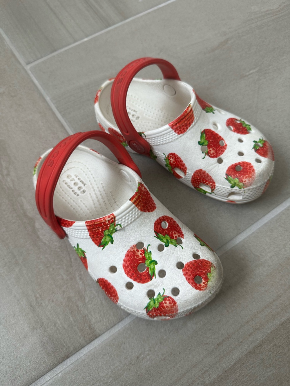 CROCS Kids' Strawberry Print Clog - White and Red